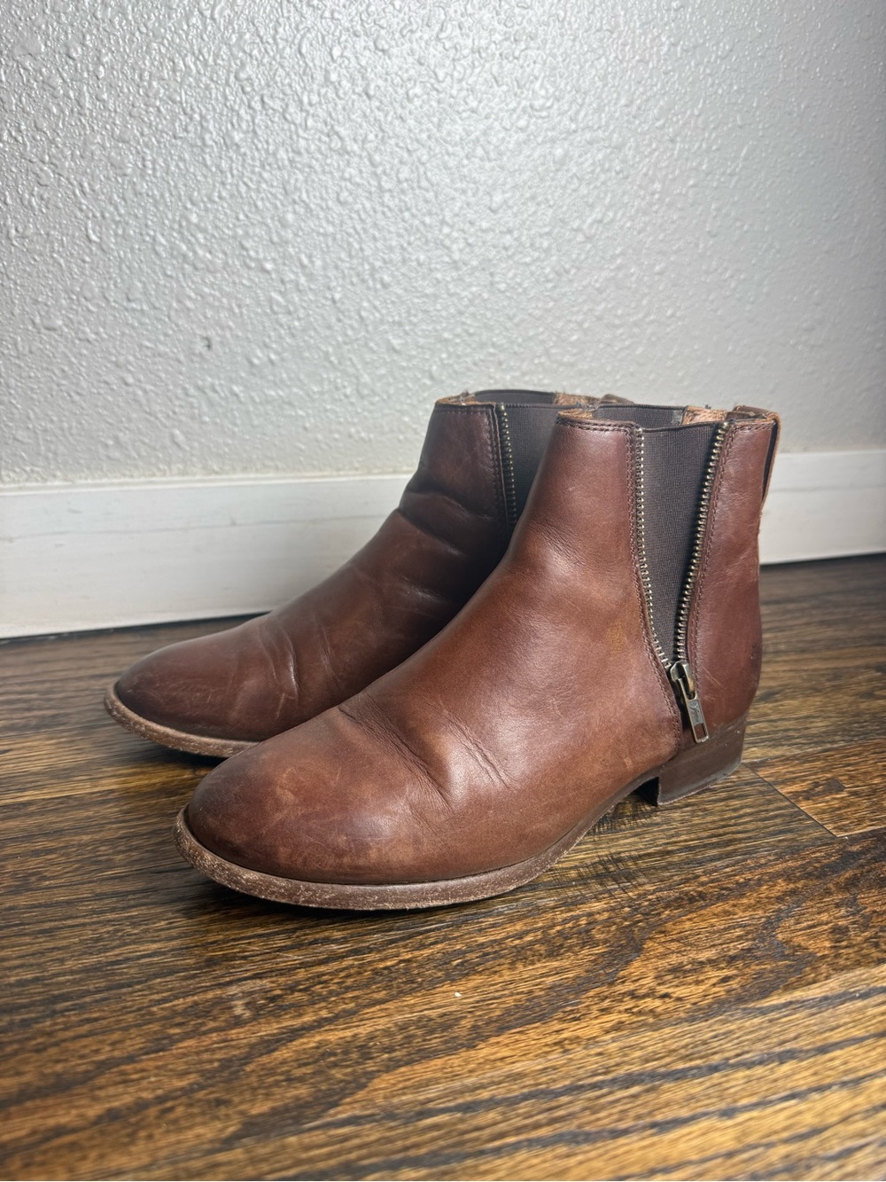 Frye Carly Zip Chelsea Boots Women’s Brown Leather Ankle Booties Size 6.B